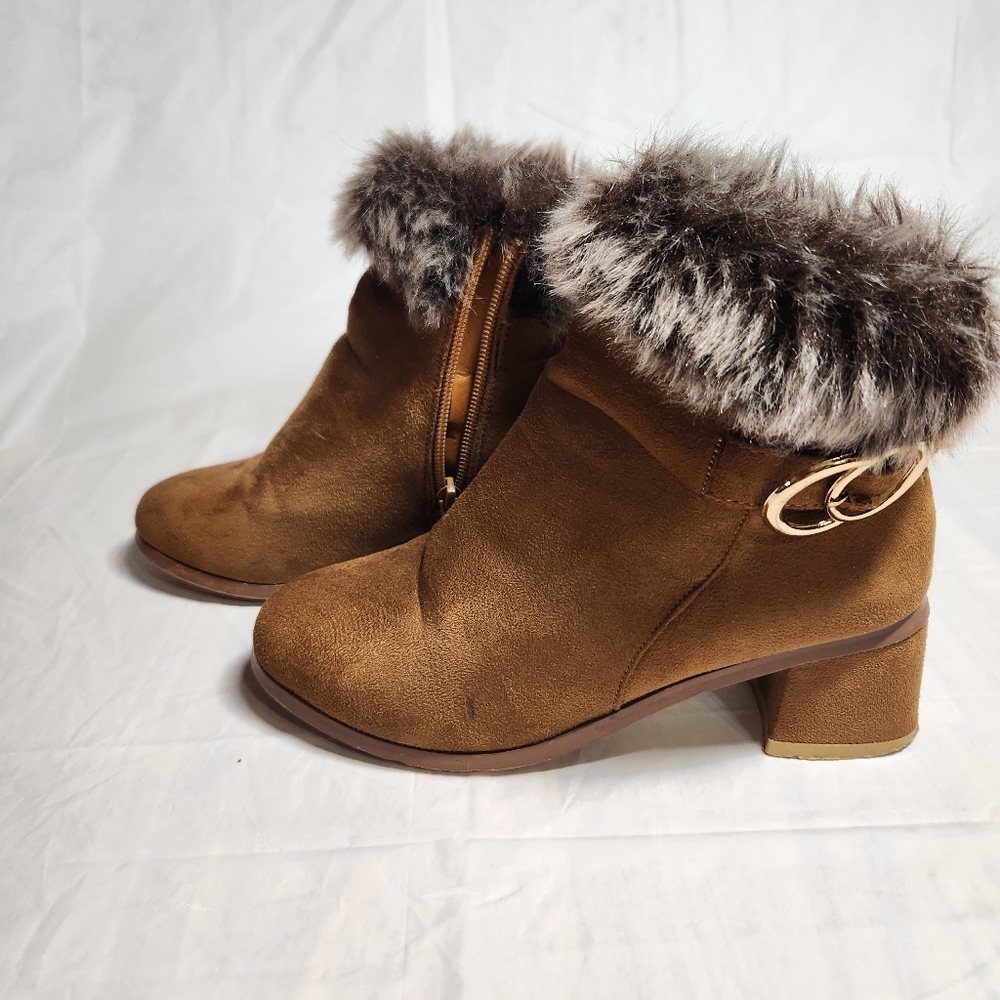 Girl Olivia Miller Go Fur It  zip up fur topped boots. Sz 4